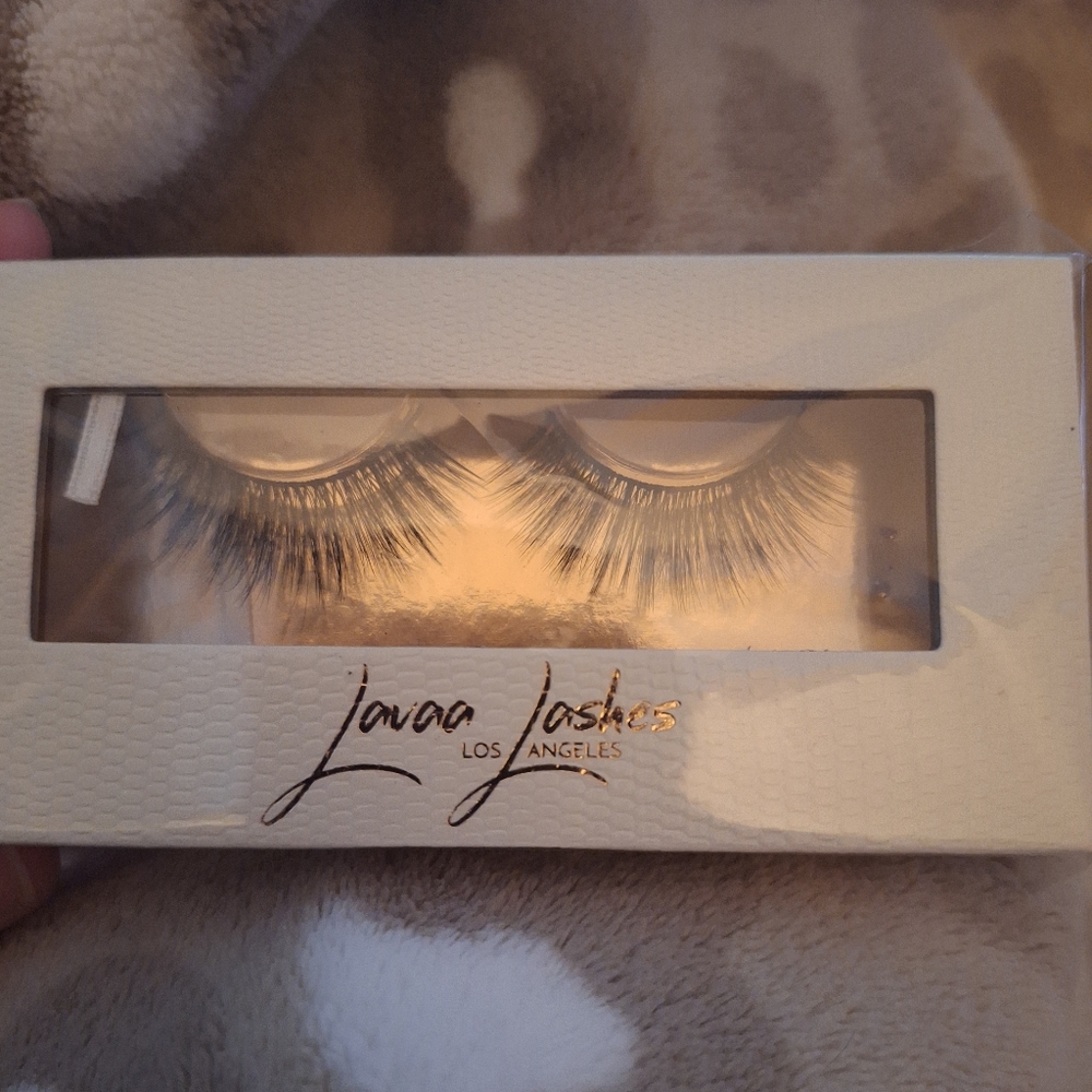 Lavaa Lashes Los Angeles Faux Lashes "Charm"